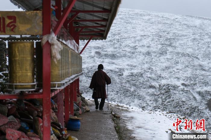 孜珠寺与雪山风光。　江飞波 摄