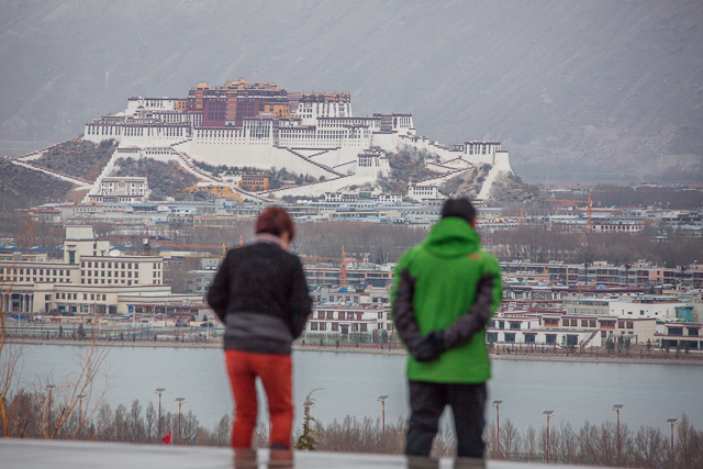 游客远眺布达拉宫  摄影：赵耀.jpg