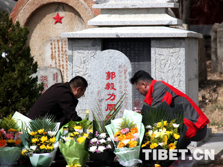 图为向先烈献花