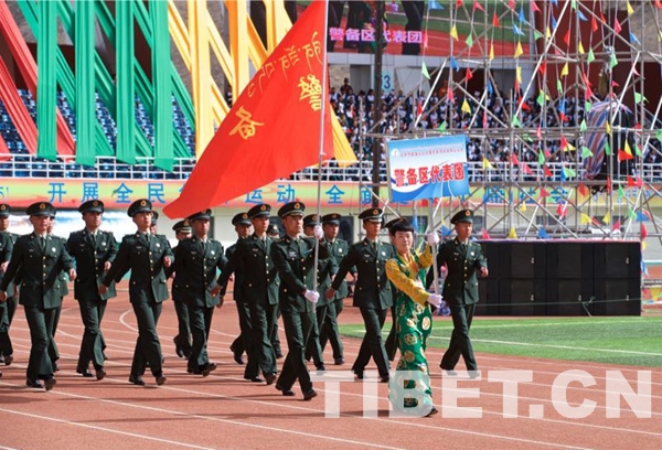 图为拉萨警备区代表团官兵在参加运动会现场