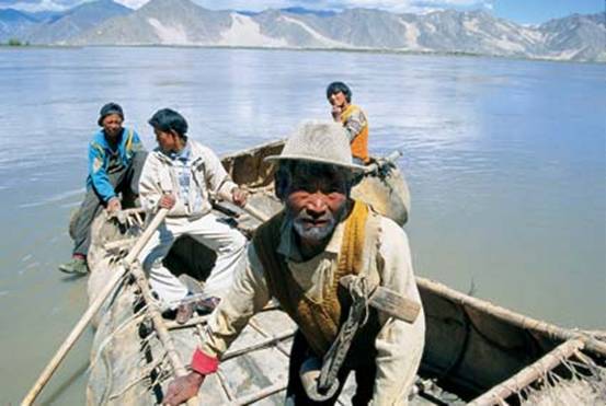 1图 拉萨渡口的牛皮船。图片来源《中国西藏》杂志.jpg