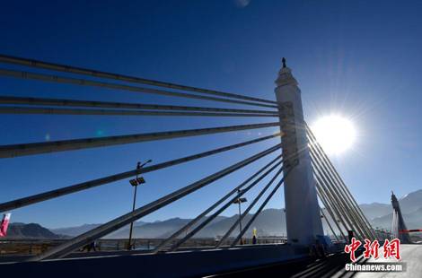 8图 2013年11月27日纳金大桥通车仪式。图片来源:中新社。.jpg
