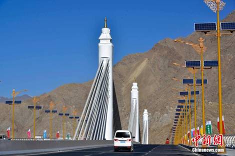 9图 2013年11月27日纳金大桥通车仪式。图片来源:中新社。.jpg