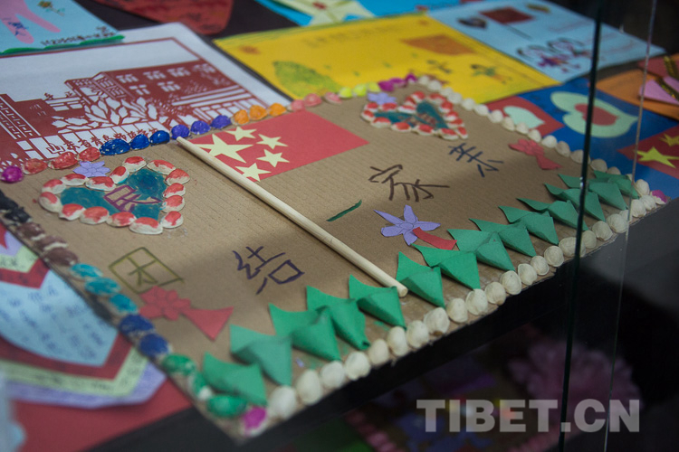 图为学生制作的民族团结一家亲手工作品.摄影:赵耀