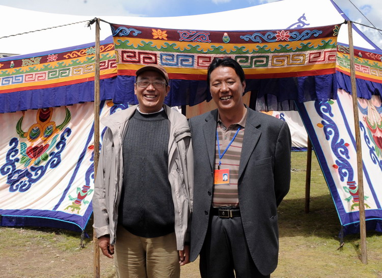 这是唐召明（左）与时任那曲县县长扎南（右）在那曲赛马会的帐篷前合影留念（唐召明提供，2009年8月12日摄）.jpg