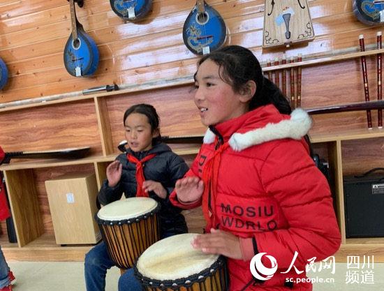 民族乐器兴趣小组的学生们正在练习音乐。（高婉汀 摄）