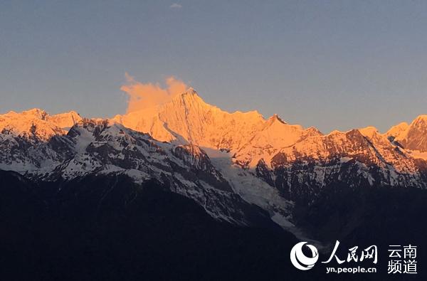 迪庆梅里雪山“日照金山”景观。（供图）