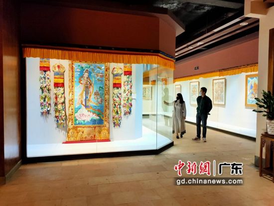 80余幅国家级非遗大师希热布唐卡作品东莞展出。图为展出的唐卡作品色泽鲜艳(徐倩 摄)