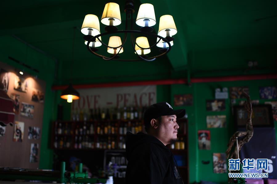 （玉树抗震救灾10周年·图片故事）（3）才仁俄赛与他的“JoSai Pub”