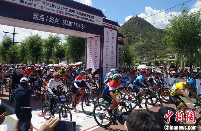 7月31日，2020年“冶力关杯”甘南藏地传奇自行车赛暨UCC全国业余自行车联赛甘南站比赛鸣枪开赛。　马富春 摄