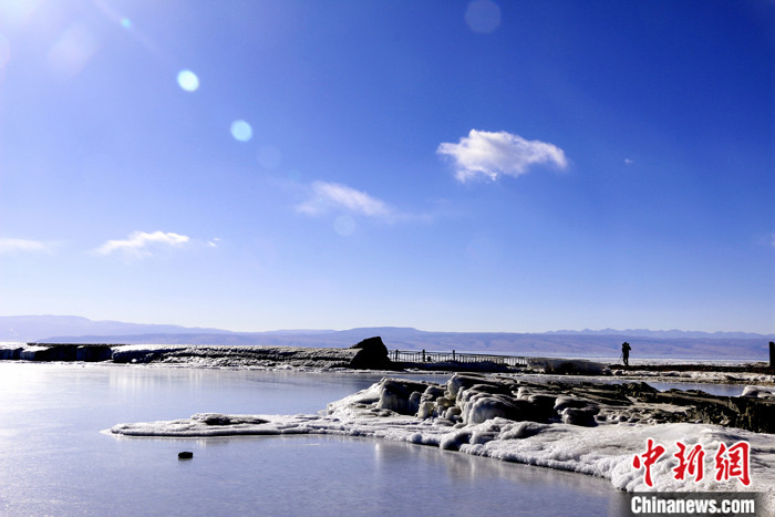 资料图为2018年1月11日拍摄的处于封冻期的青海湖。<a target='_blank' href='http://www.chinanews.com/'><p  align=