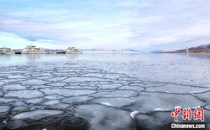 中国内陆最大咸水湖进入封冻期前期气温高致封冻期推迟