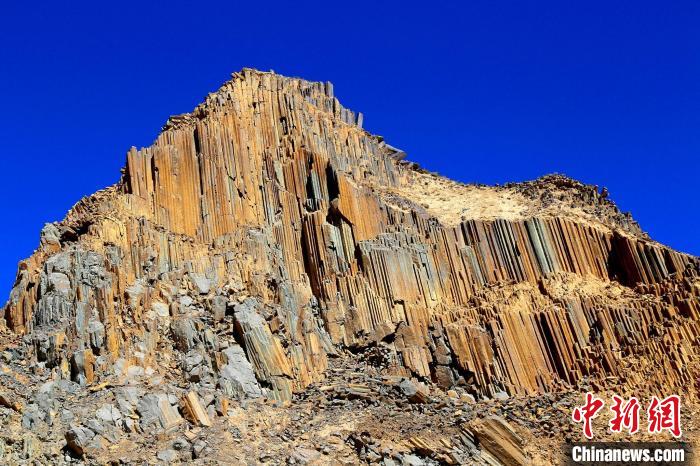 青海发现距今2.2亿年火山岩柱状节理群酷似“巨锏”立山巅