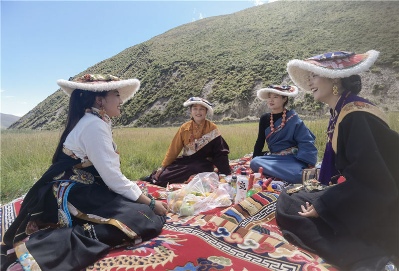 拉姆和她的朋友们在砂场修复点耍坝子。甘孜州石渠生态环境局供图