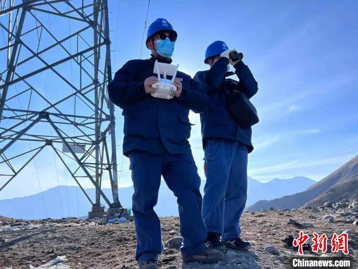 青海：沿大山之脊踏雪巡线守光明