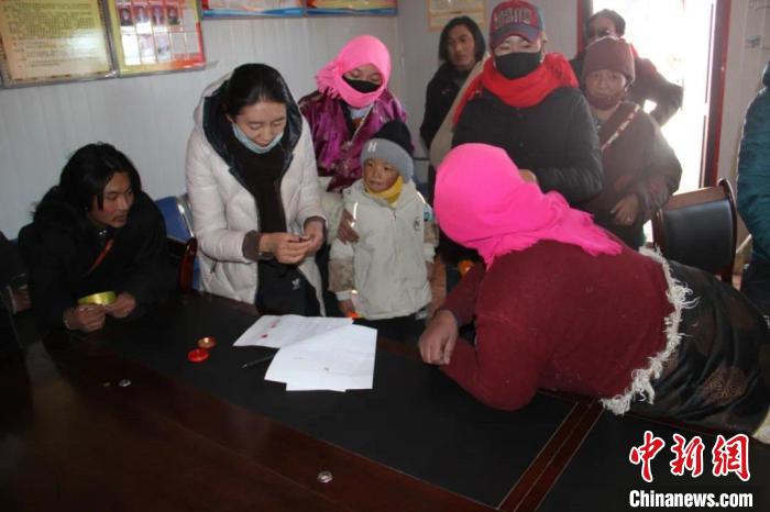 青海省妇联追授玛多县女干部索拉三八红旗手称号