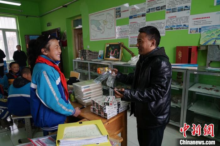 图为学生用塑料废品兑换学习用品。　马铭言 摄