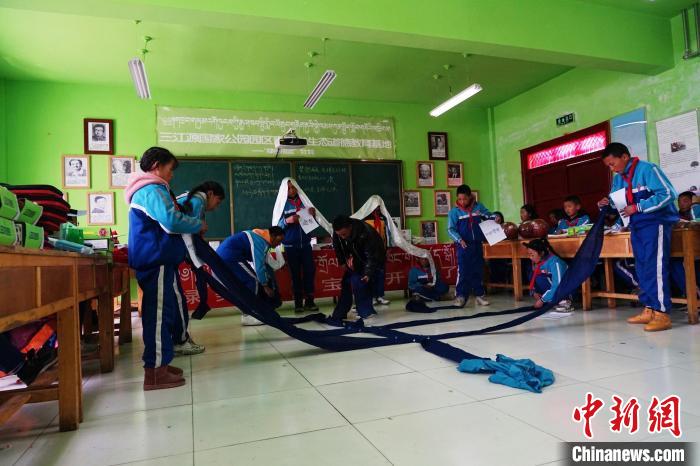 图为老师正给学生上生态课。　马铭言 摄