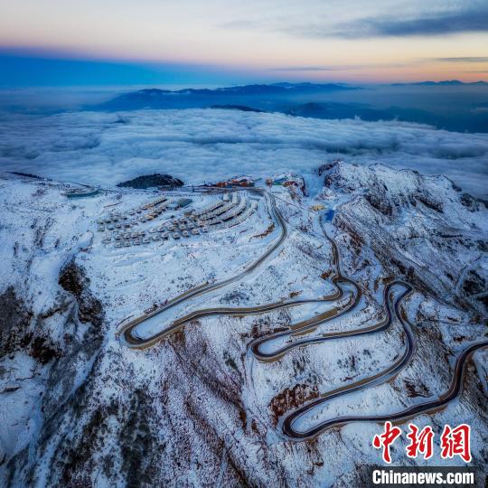 雪后的牛背山山顶和崎岖的公路。　李凯 摄