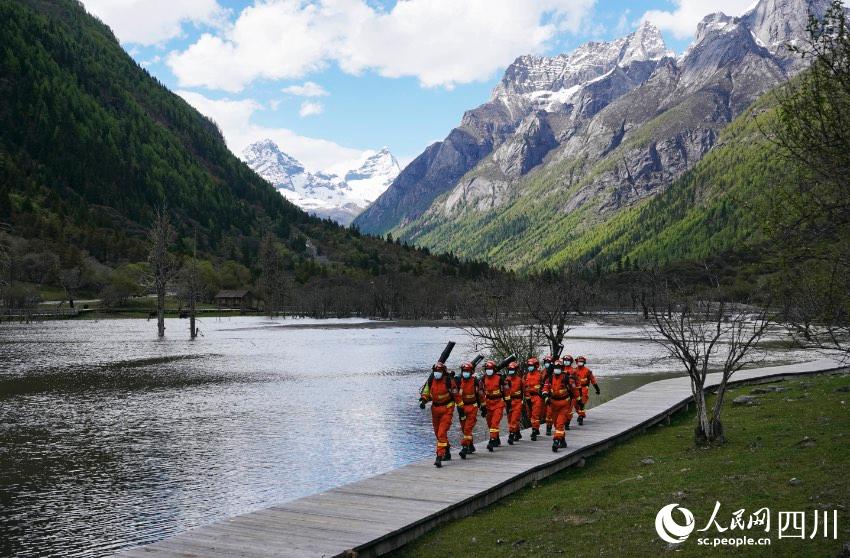 沿着海子旁的栈道携装巡护。程雪力摄
