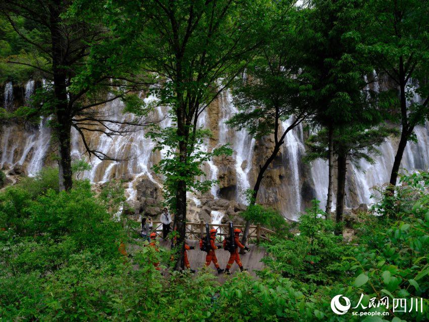 消防救援人员在景区内各个景点巡护。程雪力摄