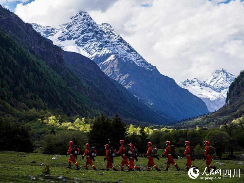 四姑娘山靠前驻防分队在四姑娘山下携装巡护。程雪力摄