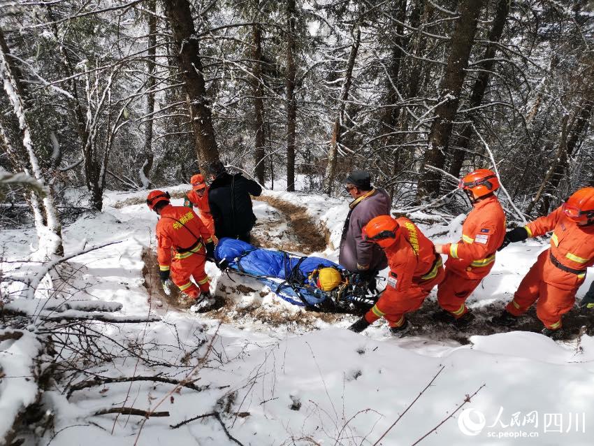 四姑娘山靠前驻防分队紧急救援登山坠崖游客。程雪力摄