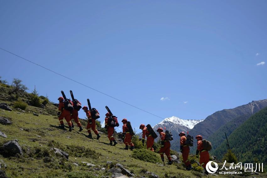 用脚步丈量四姑娘山。程雪力摄
