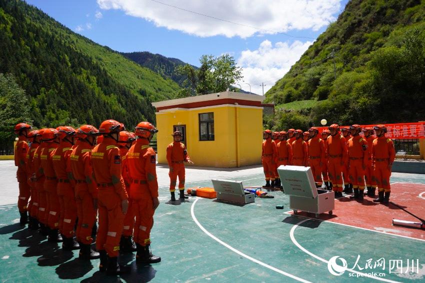 四姑娘山靠前驻防分队开展山岳救援训练。程雪力摄