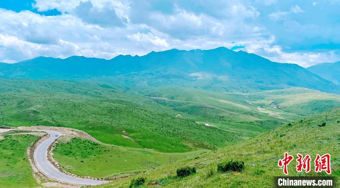 图为草原风景。　 银草怀姆 摄