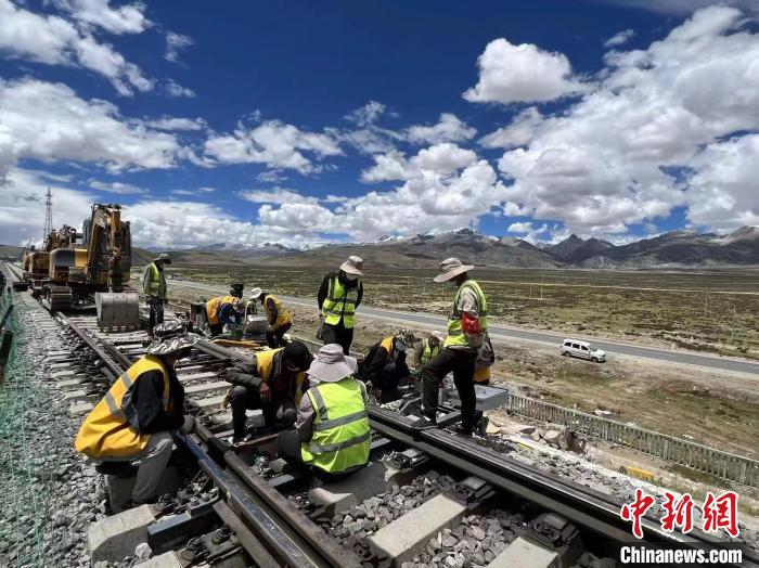 图为青藏铁路基础设施“升级换代”施工现场。　现场作业人员供图