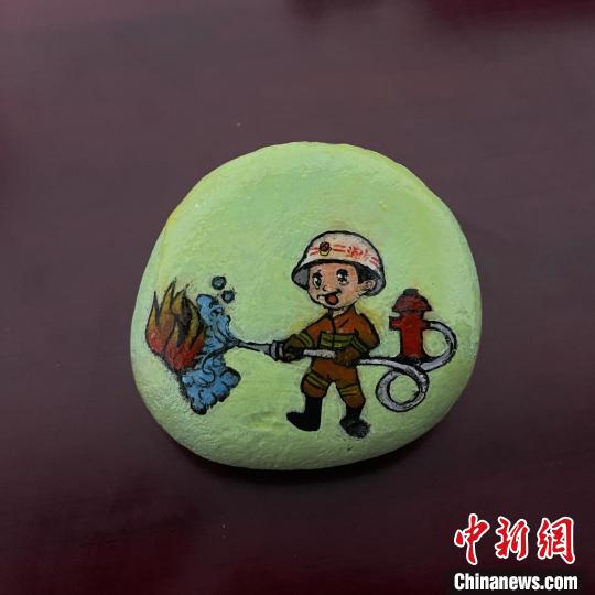 图为玉树消防指战员创作的石头画作品《小小消防员》。　孙瑞祥 摄