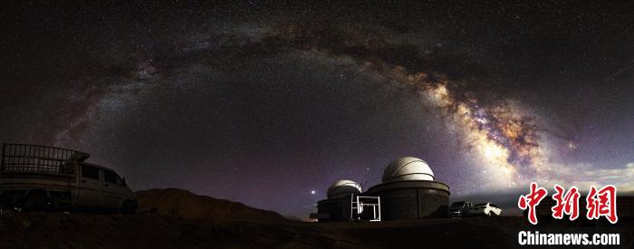 资料图为冷湖赛什腾山天文台址的星空。　冷湖工业园区供图