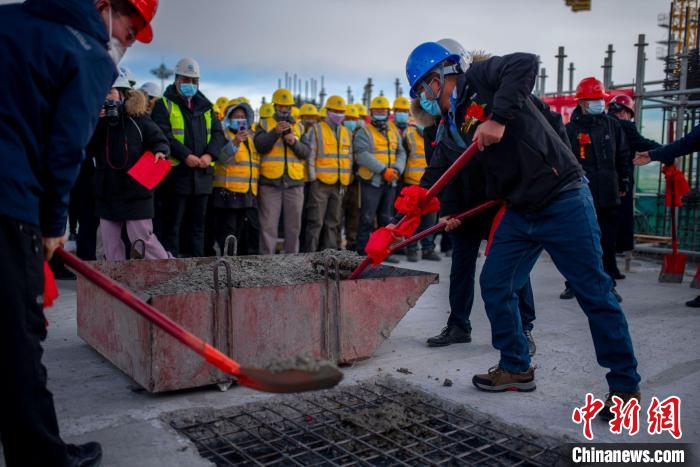 青藏铁路西格段提质项目德令哈站主体结构封顶