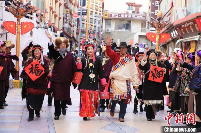 丹巴街头快闪送祝福。　李永安 摄