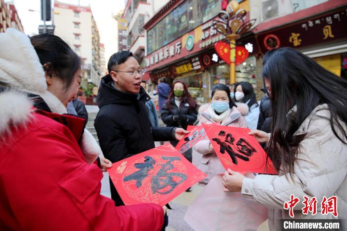 街头市民收到送的“福”字。　李永安 摄