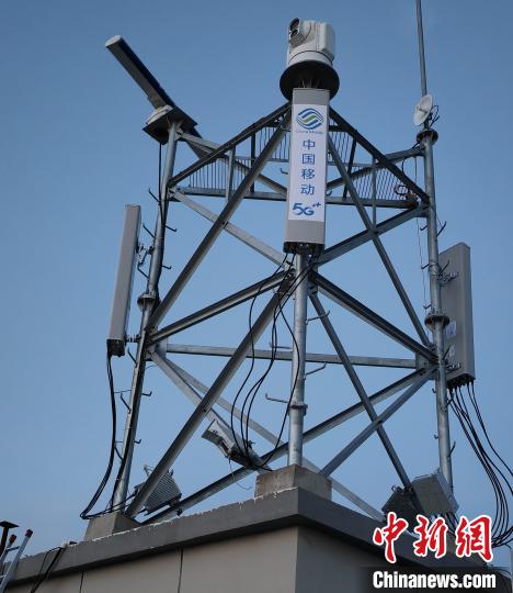 资料图为建在龙羊峡湖区内的5G基站。　青海移动海南分公司供图