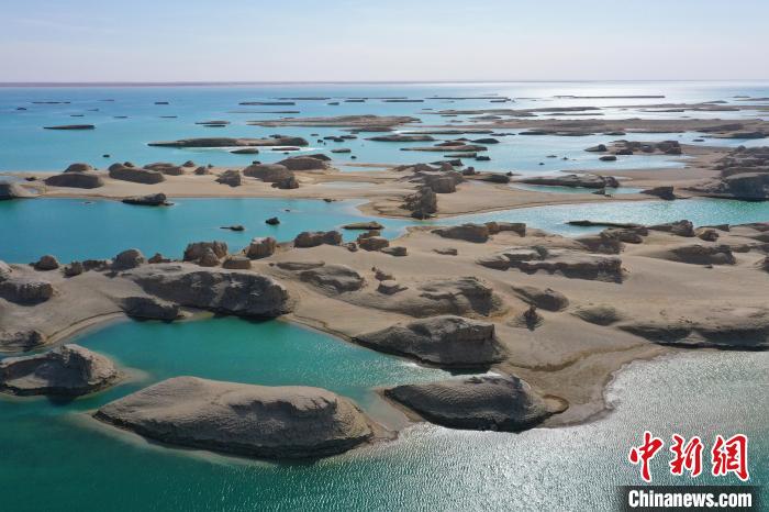 航拍青海大柴旦乌素特水上雅丹奇特景观。　马铭言 摄