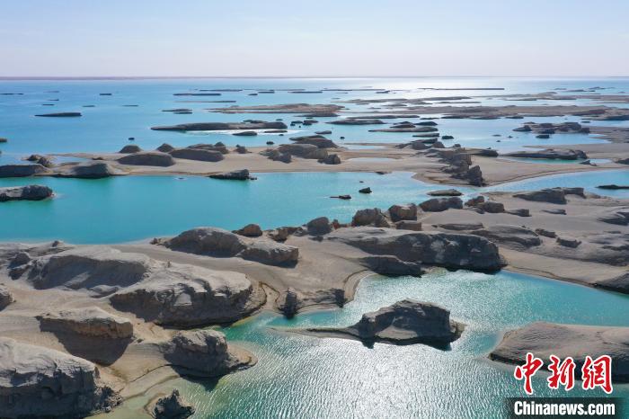 航拍青海大柴旦乌素特水上雅丹奇特景观。　马铭言 摄