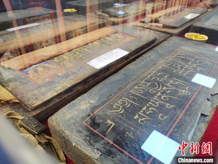 青海黄南：泛黄藏文古籍见证悠久历史