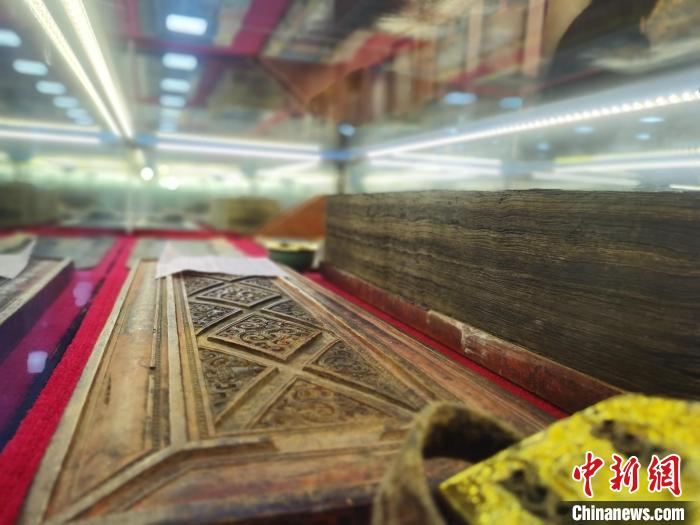 图为陈展的古籍。　张添福 摄