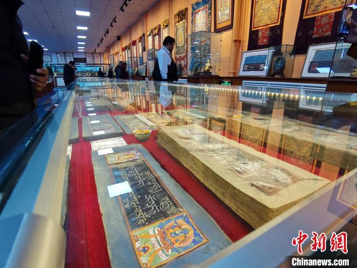 图为陈展的古籍。　张添福 摄