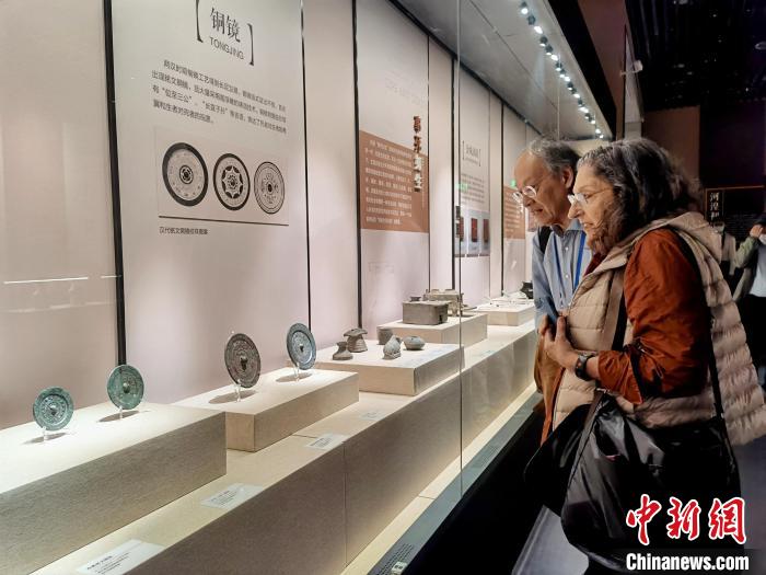 图为外籍嘉宾在西宁市博物馆内参观。　祁增蓓 摄