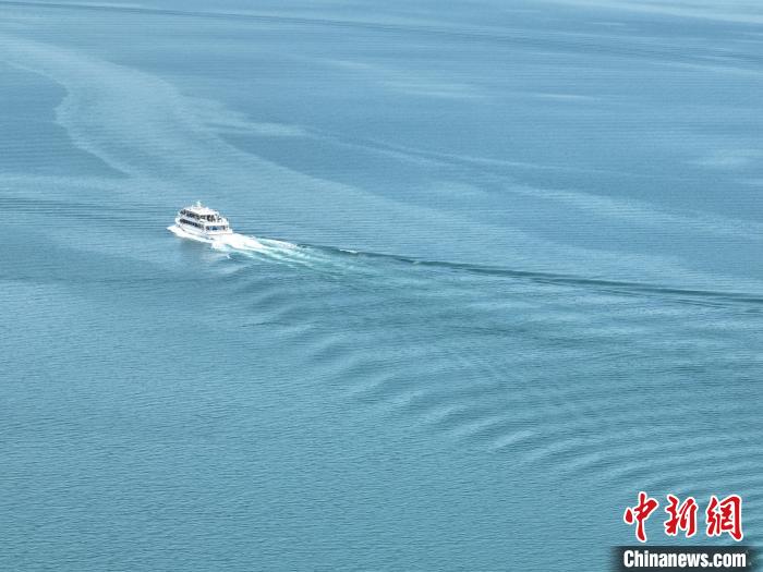 图为航拍仲夏时节，青海湖湖水碧波荡漾。　祁增蓓 摄