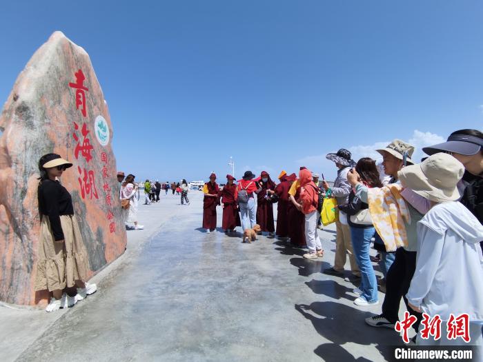 图为航拍青海湖美景引游客拍照打卡。　祁增蓓 摄