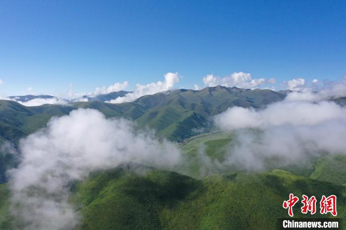 航拍赛来塘镇山间云雾缭绕。　马铭言 摄