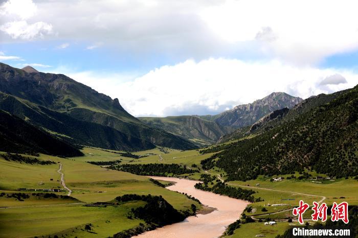 青海昂赛大峡谷：青山滴翠美不胜收