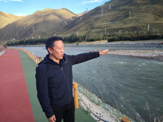 新寨街道办事处主任其梅昂江（扎曲河新寨街道段河长）。受访者供图