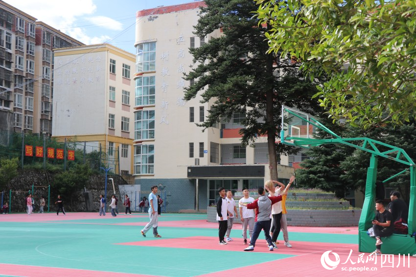 黑水县中学校学生在操场上打篮球。人民网记者 王洪江摄
