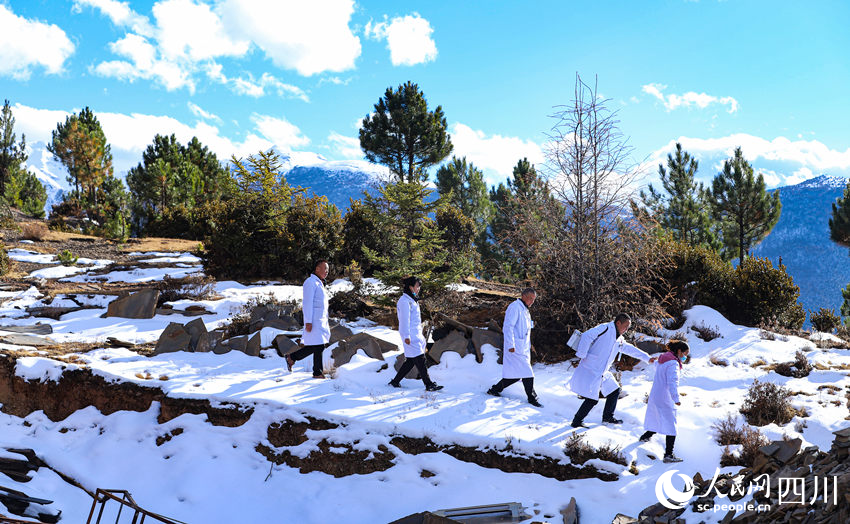 对口帮扶医疗小分队行走在雪地里。刘学懿摄